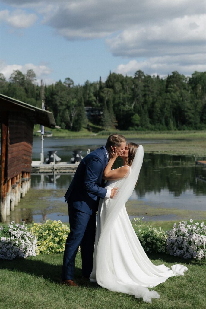 Minnesota newlyweds exchange first kiss as husband and wife alongside Lake Leech waterfront